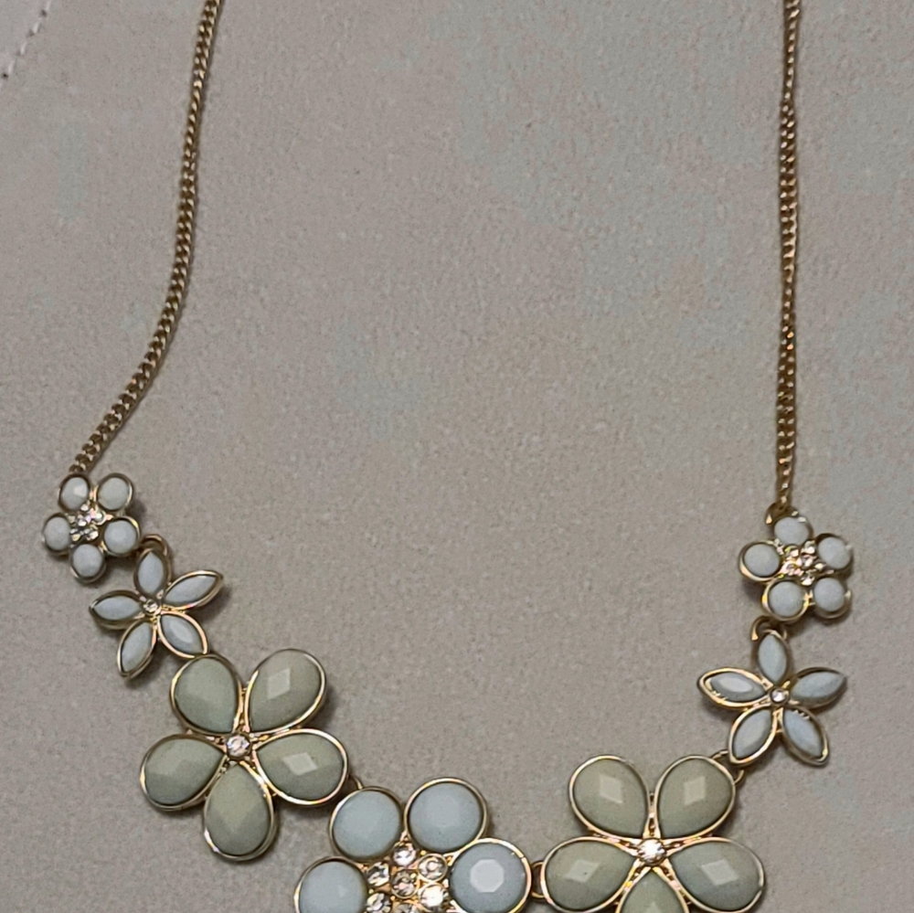 Blue tone flowers statement necklace from Claire's - Picture 2 of 3